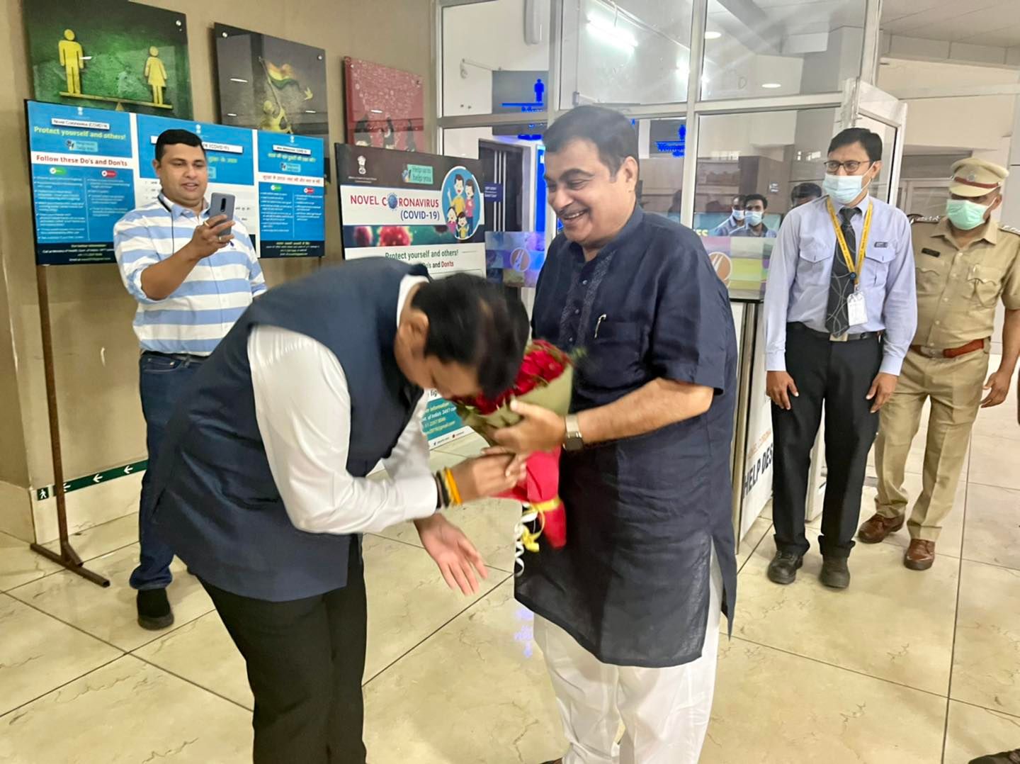 Devendra Fadnavis Nitin Gadkari meet at nagpur airport