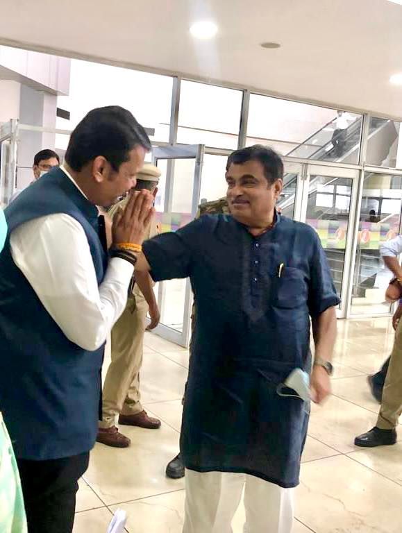 Devendra Fadnavis Nitin Gadkari meet at nagpur airport