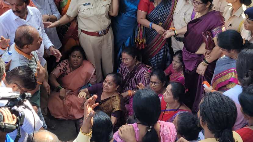 महिला शिवसैनिकांनी रस्त्यावरच ठाण मांडलेलं पाहायला मिळालं. (फोटो सौजन्य - दीपक जोशी, एक्स्प्रेस फोटो)