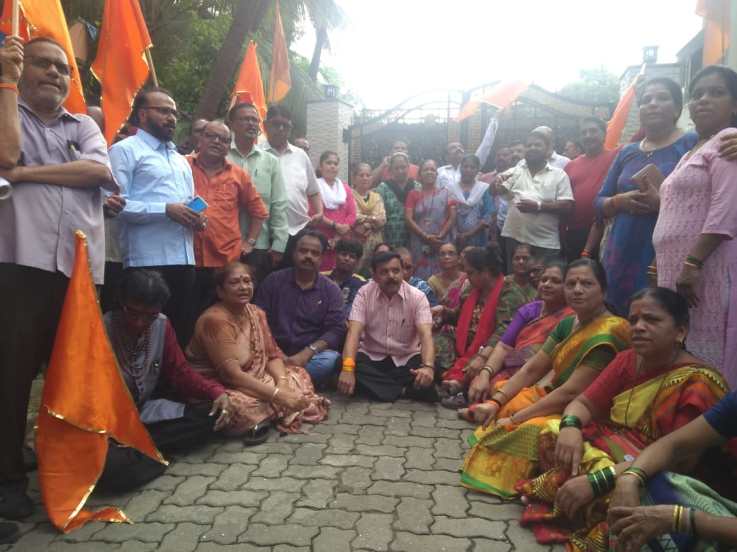 मात्र, शिवसैनिकांमधील विरोध काय राहिला आणि त्यांनी ठिय्या आंदोलन केलं. (फोटो सौजन्य - दीपक जोशी, एक्स्प्रेस फोटो)