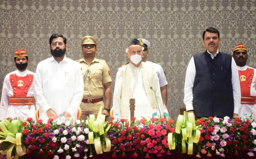 शरद पवार यांनी देखील एकनाथ शिंदे यांची मुख्यमंत्रीपदासाठी निवड व देवेंद्र फडणवीस यांना उपमुख्यमंत्रीपदाची शपथ घेण्याच्या निर्णयावर आश्चर्य व्यक्त केलं.