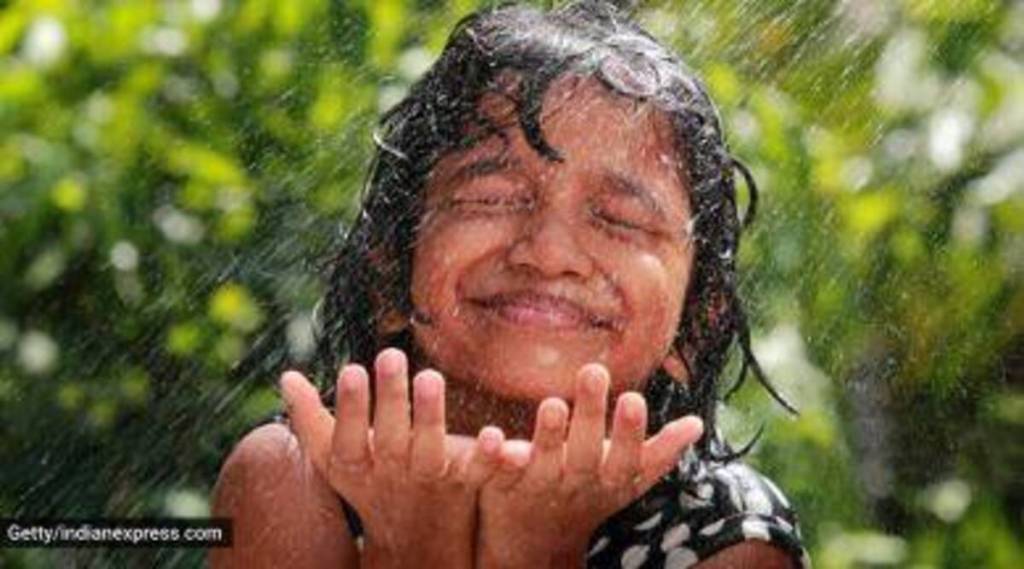 Bathing in the rain is beneficial for health Bathing in the rain is beneficial for health