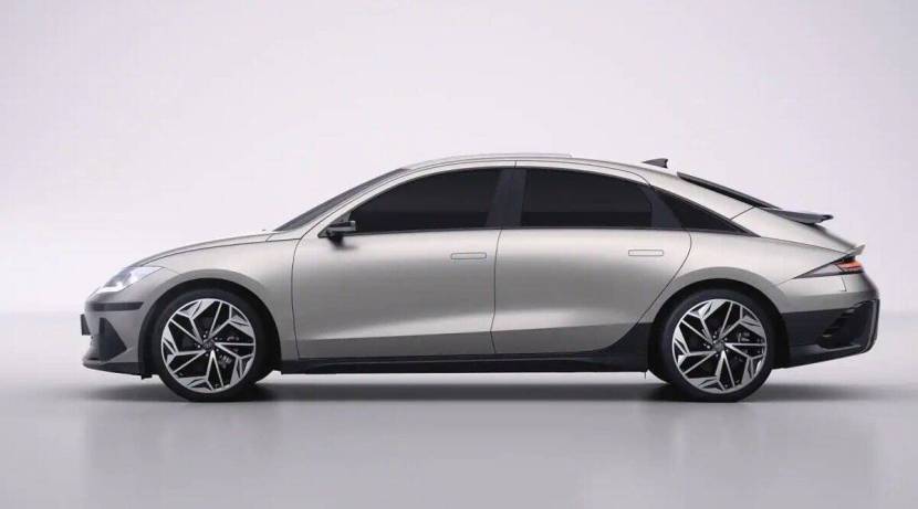 Hyundai Ionic 6 मध्ये ७७.४ kWh बॅटरी आहे, जी ६१० किमीची रेंज देते. तर Ionic 5 फक्त ४२९ किमी ड्रायव्हिंग देते. कंपनीने ही कार दक्षिण कोरियात होणाऱ्या बुसान इंटरनॅशनल मोटर दरम्यान सादर केली आहे. त्याचे उत्पादन या वर्षाच्या तिसऱ्या तिमाहीपासून सुरू होईल आणि यासाठीची बॅटरी एलजी एनर्जी सोल्युशन्स लिस्टेडद्वारे पुरवली जाईल.