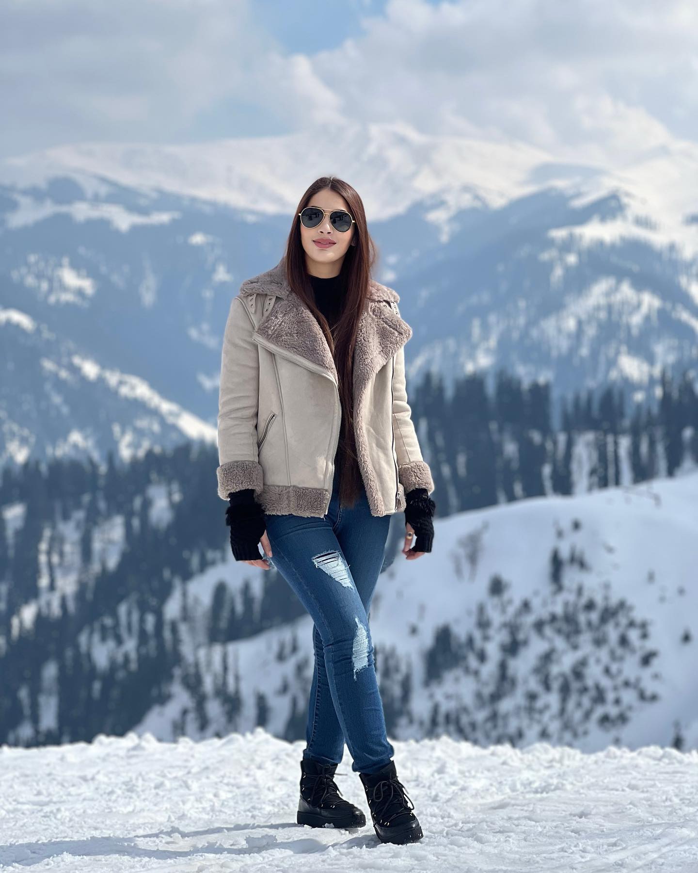 IAS athar amir khan pheoncy dr Mehreen Qazi glamorous photos