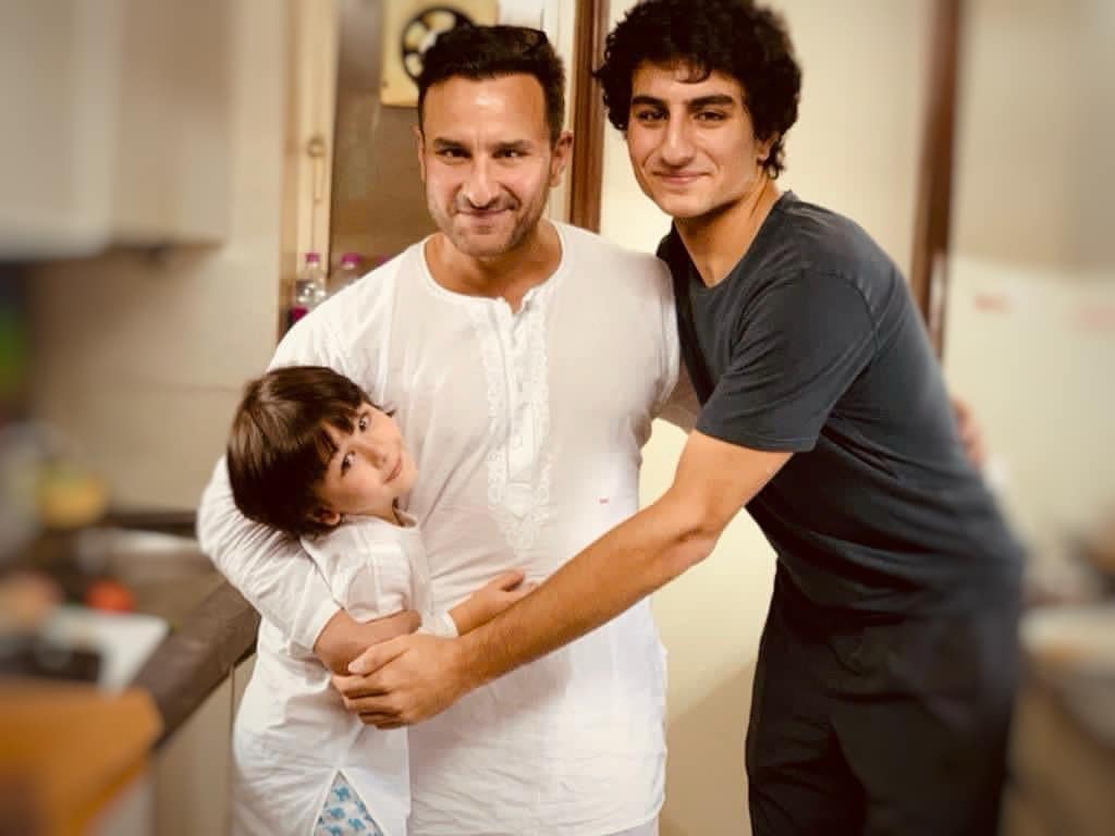 सैफ अली खानला पहिल्या पत्नीपासून दोन आणि दुसऱ्या पत्नीपासून दोन अशी एकूण चार मुलं आहेत.