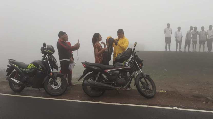 दोन वर्षे झाली करोनामुळं पर्यटनस्थळी पर्यटकांना बंदी होती. घरात बसून नागरिक कंटाळले होते.