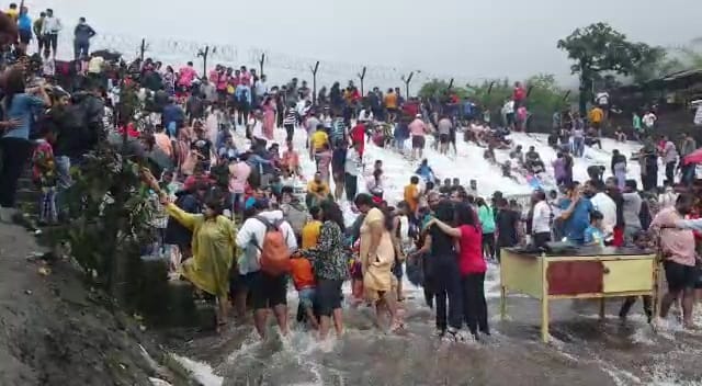 त्यामुळं यावर्षीचा पावसाळा हा पर्यटकांसाठी विशेष असल्याचं पर्यटकांनी सांगितलं आहे.
