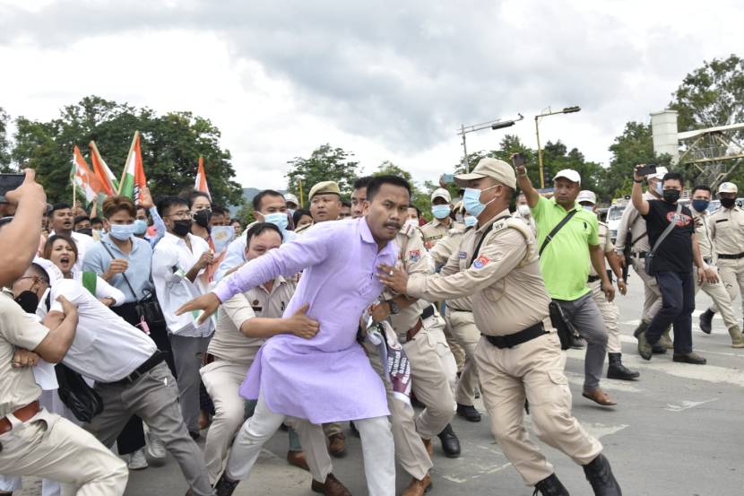 पोलिसांनी काँग्रेस कार्यकर्त्यांचे आंदोलन रोखण्याचा प्रयत्नही केला.