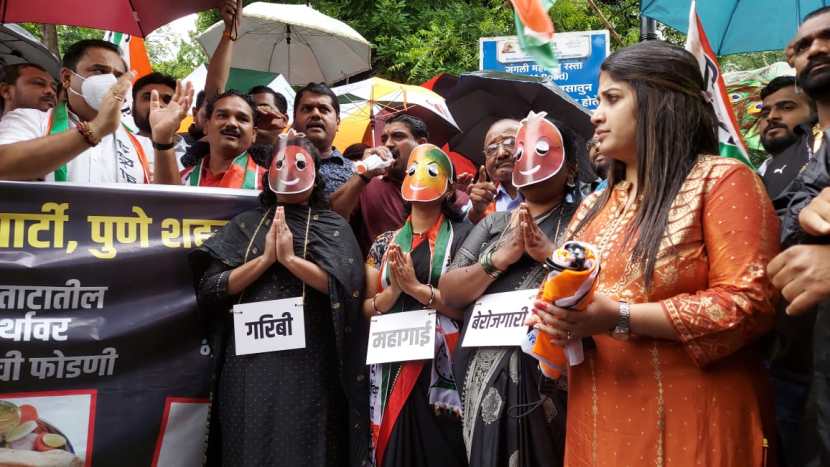 यावेळी गरिबी, महागाई आणि बेरोजगारी नावाचे मुखवटे घालून तरूणी आंदोलनामध्ये सहभागी झाल्या होत्या.