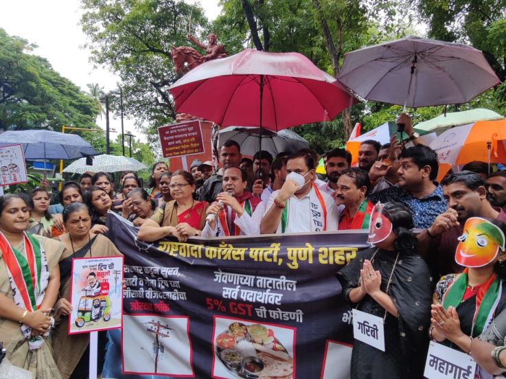 “ सतत पेट्रोल, डिझेल आणि गॅस दरवाढ करून सर्व सामान्यांचे जगणे कठीण केले आहे. त्यामुळे आज आम्ही रस्त्यावर उतरून आंदोलन करीत आहोत.”