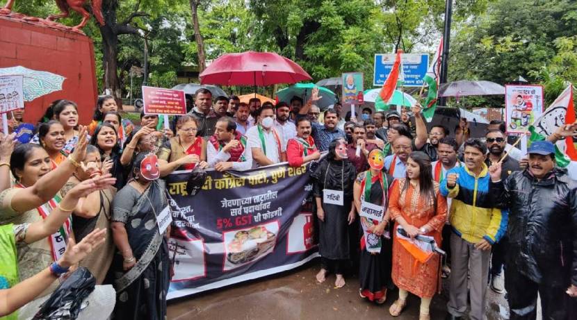 मोदी सरकारने केलेली गॅस दरवाढ आणि राज्यातील शिंदे सरकारने केलेली वीज दरवाढ तसेच जेवणावर पाच टक्के जीएसटी लावण्याचा घेतलेल्या निर्णयाविरोधात राष्ट्रवादी काँग्रेसच्यावतीने पुण्यात आंदोलन करण्यात आले.