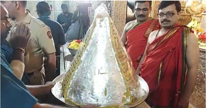 या मोदकावर ड्रायफ्रुट्स आणि चांदीचा मुलामा लावला होता. त्यामळे तो अधिकच आकर्षक दिसत होता.