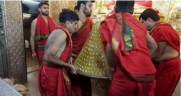 ६२ किलो वजनाचा हा मोदक गणरायाच्या चरणी ठेवण्यासाठी तो चार पुजाऱ्यांना उचलावा लागला.