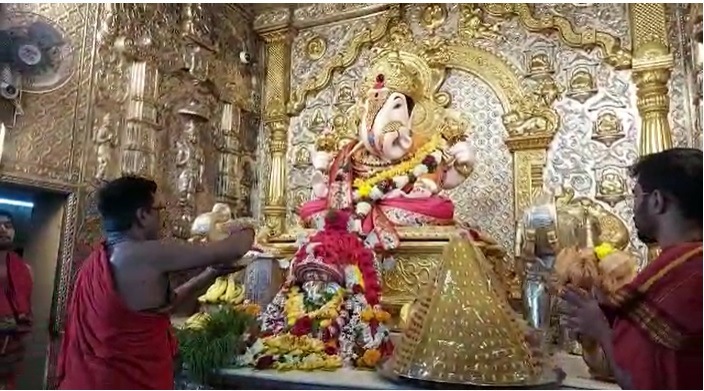 गणरायाच्या गाभाऱ्यात हा भव्य असा केसरी मोदक अधिकच शोभून दिसत होता.