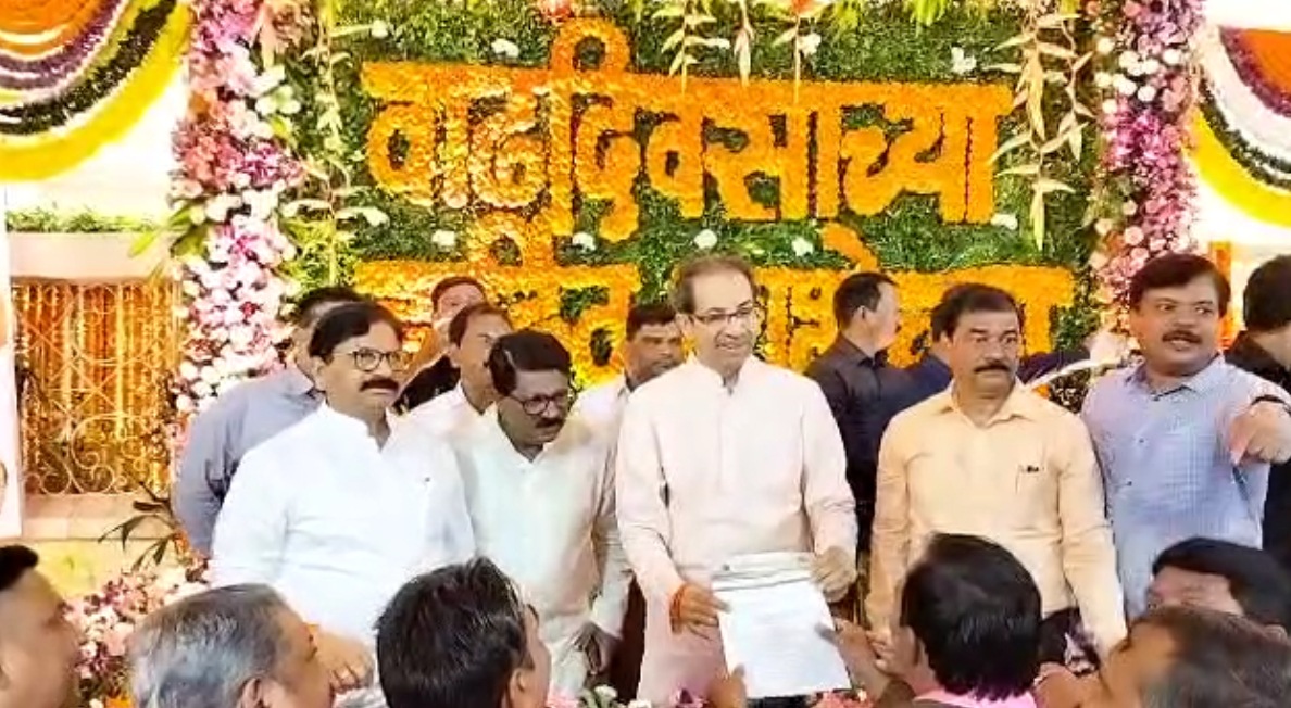 कोरोना काळानंतर उद्धव ठाकरे पहिल्यांदाच आपला वाढदिवस साजरा करणार आहेत. यावेळी सुद्धा हार-फुले, पुष्पगुच्छ आणू नका, मला शुभेच्छा रुपाने शिवसैनिका आणि पदाधिकाऱ्याचे प्रतिज्ञापत्र द्या, असे आवाहन त्यांनी शिवसैनिकांना केले होते.