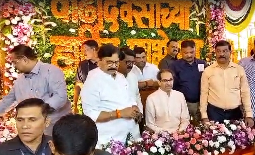 उद्धव ठाकरे यांच्या वाढदिवसानंतर आज शेकडो शिवसैनिकांनी मातोश्रीवर गर्दी केली होती. यावेळी उद्धव ठाकरे यांच्या समर्थनात शिवसैनिकांकडून जोरदार घोषणाबाजी करण्यात आली.
