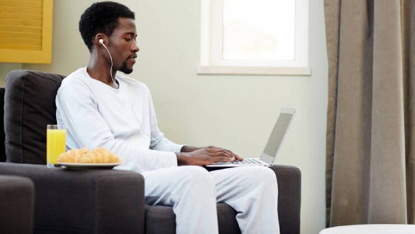 काही जण काम सुरू असताना ऑफिसच्या लॅपटॉपमध्ये गुगलवर काही माहिती शोधतात, जी आक्षेपार्ह असते. काही लोक तर ऑफिसच्या लॅपटॉपवर पॉर्न सुद्धा पाहतात, त्यांनी हे अजिबात करू नये. अशी कोणतीही लिंक ओपन करू नये ज्यामुळे तुम्ही अडचणीत येऊ शकता. तुम्ही तुमच्या कॉम्प्युटर किंवा लॅपटॉपवर काय सर्च करत आहात याची माहिती ऑफिसच्या आयटी टीमला असते. म्हणूनच तुम्ही अशा कोणत्याही वेबसाइटचा शोध घेऊ नका ज्यामुळे तुम्हाला त्रास होईल.