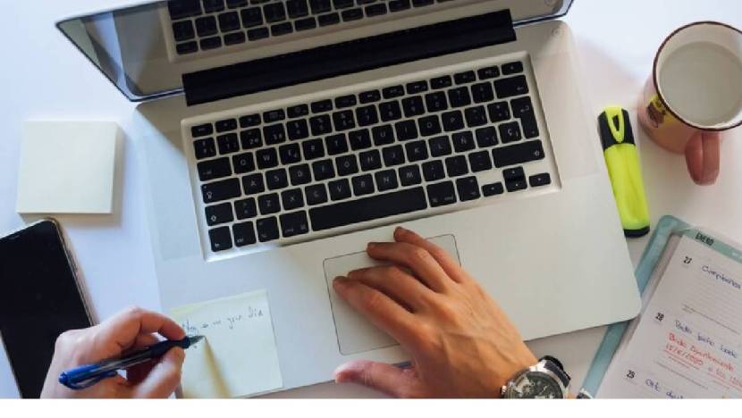 अनेकजण आपल्या ऑफिसच्या लॅपटॉरवर काम करता करता दुसऱ्या टॅब्सवर शिफ्ट दरम्यान नोकऱ्या शोधत असतात. पण हे लक्षात असू द्या की, काही प्रकरणांमध्ये तुमच्या ऑफिसची आयटी टीम तुमच्या कामावर लक्ष ठेवत असते. अशा परिस्थितीत टीमला कळू शकतं की तुम्ही दुसरी नोकरी शोधत आहात. त्यामुळे ऑफिस सिस्टीममधून जॉब शोधणे किंवा तुमचा बायोडाटा कुठेतरी पाठवणे ही दोन्ही कामे टाळा.