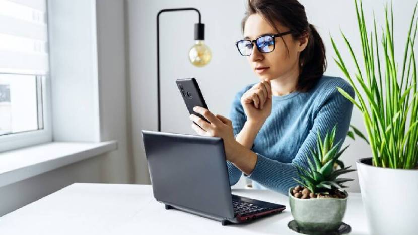 ऑफिस लॅपटॉप ही कंपनीने दिलेली सुविधा आहे. ज्याचा काही लोक चुकीचा फायदा घेतात. अशा स्थितीत भविष्यात या गोष्टींकडे नक्कीच लक्ष दिले पाहिजे. (All Photos : Freepik)