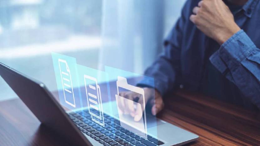 काही जण ऑफिसच्या लॅपटॉपवर आपले काही खाजगी डॉक्यूमेंट्स तयार करतात. काही जण वैयक्तिक कागदपत्रे किंवा त्यांच्या वैयक्तिक फाइल्स ऑफिसच्या लॅपटॉपमध्ये सेव्ह करून ठेवतात. पण चुकूनही असं करू नका. कारण यामुळे तुमची वैयक्तिक माहिती लीक होण्याचा धोका जास्त असतो.