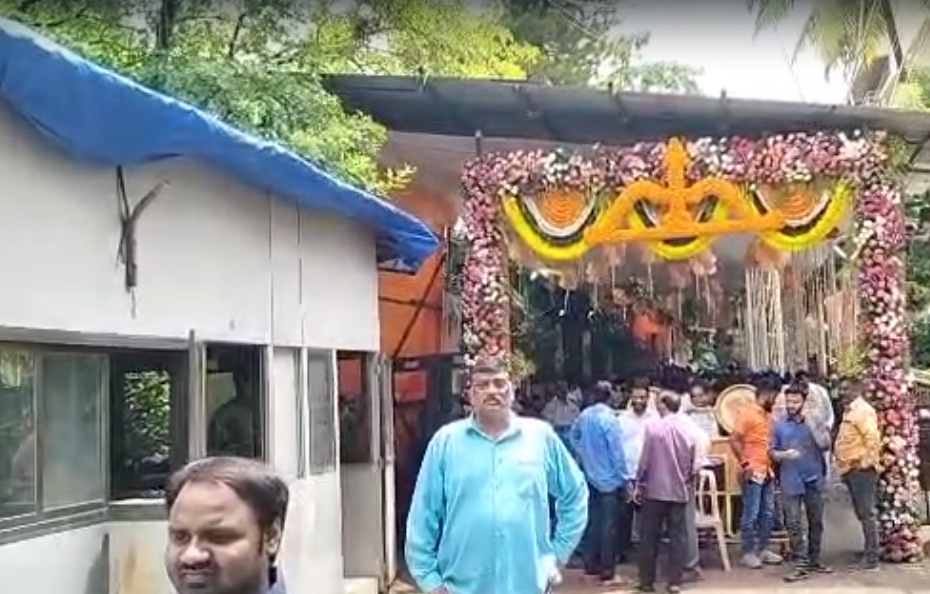 शिवसेनेतील ऐतिहासिक आणि अभूतपूर्व बंडखोरीनंतर शिवसैनिकांकडून शक्तीप्रदर्शन करण्याचा प्रयत्न होतो आहे. तसेच मातोश्रीबाहेर फुलांची सजावटही करण्यात आली आहे.