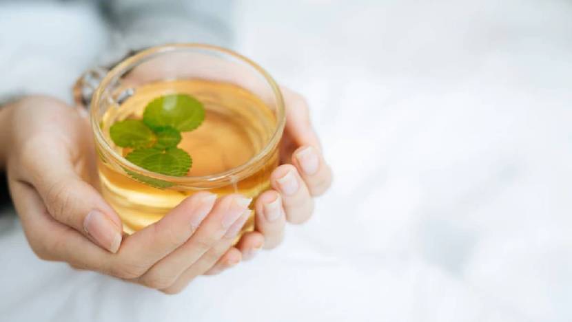 तुळशीत असलेले व्हिटॅमिन ए, डी, लोह, फायबर आणि इतर घटक शरीरातील बॅक्टेरिया नष्ट करण्यास आणि रोगप्रतिकारशक्ती वाढवण्यास मदत करतात.