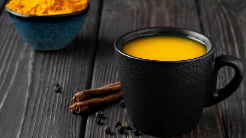 हळदी चहा: तुळशीसोबतच पावसाळ्यात हळदीच्या चहाचं सेवन करणं हे व्यक्तीच्या आरोग्यासाठी उत्तम असतं.