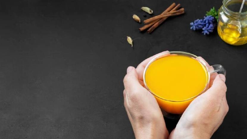 त्यात असलेल्या कर्क्यूमिन, डेस्मेथॉक्सीक्युरक्यूमिन आणि बिस-डेस्मेथॉक्सीक्युरक्यूमिनमुळं शरीरातील रोगप्रतिकारशक्ती वाढण्यास मदत होते.