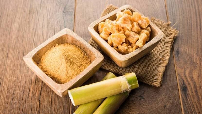 गुळाचा चहा : हा चहा बनवण्यासाठी तुम्हाला साखरेऐवजी गूळ वापरावा लागेल. गूळ अगदी शेवटी टाका त्यानंतर जास्त चहा उकळण्याची गरज नाही. गूळ थोडासा क्रश करा म्हणजे तो चहामध्ये चांगला मिसळा.