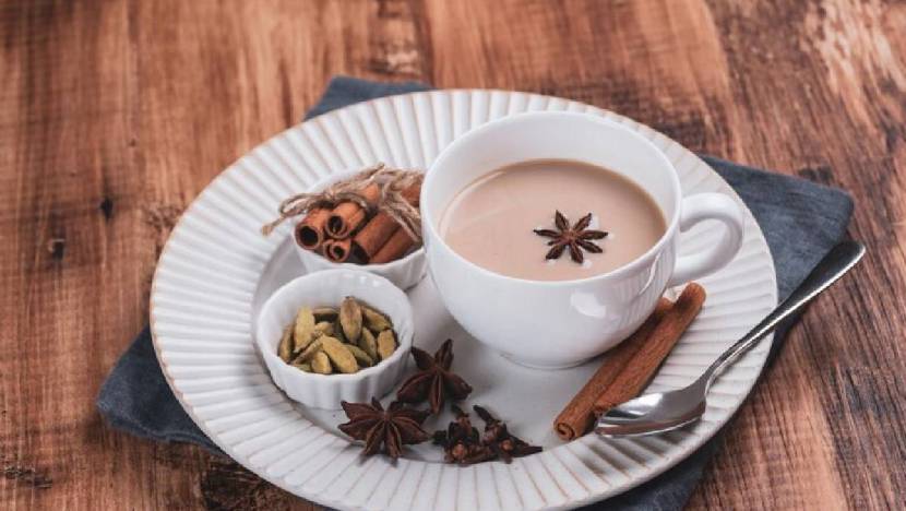 जर आपण पावडर वापरत असाल तर अर्धा चमचा आणि आपण मसाले वापरत असाल तर सर्वकाही मिसळलेली पूड अर्धा चमचे घ्या. दुध उकळल्यानंतर त्यात मसाला घाला आणि थोडे उकळवा.