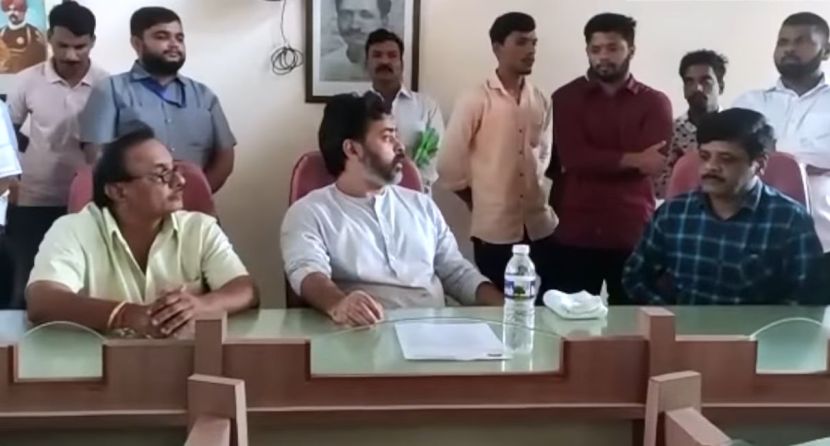 मालवण नगरपरिषद कार्यक्षेत्रात मुसळधार कोसळणाऱ्या पावसामुळे गटार साफसफाईचा मुद्दा उपस्थित झाला होता. बाजारपेठांसहित अनेकांच्या घरात पाणी गेल्याने नगरपरिषदेच्या कामावर प्रश्नचिन्ह उपस्थित करण्यात आलं. स्थानिकांनीही याबद्दल नाराजी जाहीर केली होती. याच पार्श्वभूमीवर निलेश राणे मालवण नगरपरिषदेत पोहोचले होते.