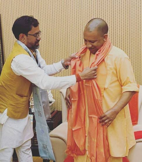 आपल्या गाण्यांनी लाखो लोकांच्या हृदयावर राज्य करणाऱ्या निरहुआने फक्त बारावीपर्यंतच शिक्षण घेतले आहे.