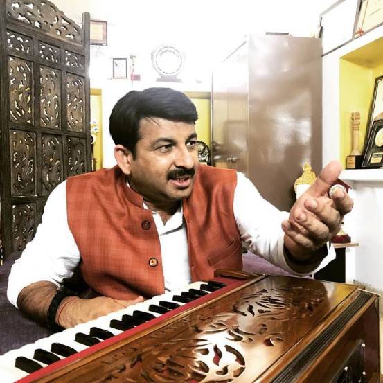 कॉलेजच्या दिवसांपासून मनोज तिवारींना गाण्याची आवड होती. मनोज तिवारी भोजपुरीतील सर्वात यशस्वी गायक म्हणून ओळखले जातात. गायन सोडल्यानंतर त्यांनी अभिनयातही आपला ठसा उमटवला आहे.
