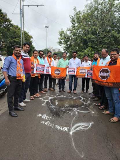 पुणे शहरातील रस्त्यांवरील खड्ड्यांच्या समस्येवरून आज मनेसच्या वतीने अनोखे आंदोलन करण्यात आले.(सर्व फोटो - सागर कासार)