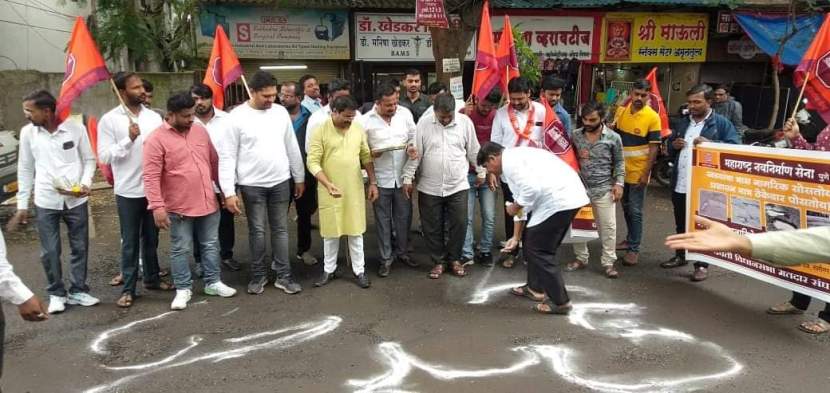 आंदोलनात विभाग सचिव राजेंद्र वेडे पाटील, शहर संघटक शैलेश जोशी, उपविभाग अध्यक्ष रमेश उभे आदी उपस्थित होते.