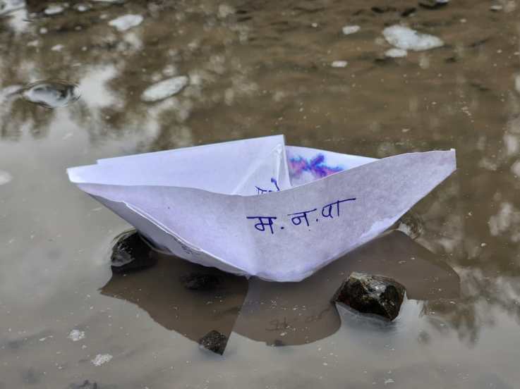 मनसे पदाधिकाऱ्यांनी खड्ड्यांमध्ये साचलेल्या पाण्यात मनपा असं लिहिलेल्या कागदी होड्या सोडून निषेध नोंदवला.