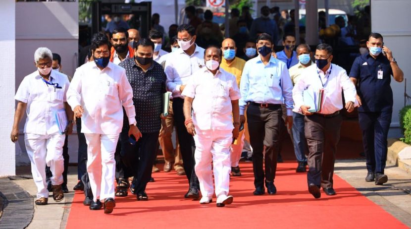 “मी उद्यापासून एकनाथ शिंदेंसोबत जाणार, सभा, बैठका घेणार पण कोणालाही मातोश्रीवर बोलू देणार नाही, उद्धव ठाकरेंवर टीका करु देणार नाही. जे शरद पवार, अजित पवार यांना हवं आहे ते होऊ देणार नाही,” असंही ते म्हणाले.