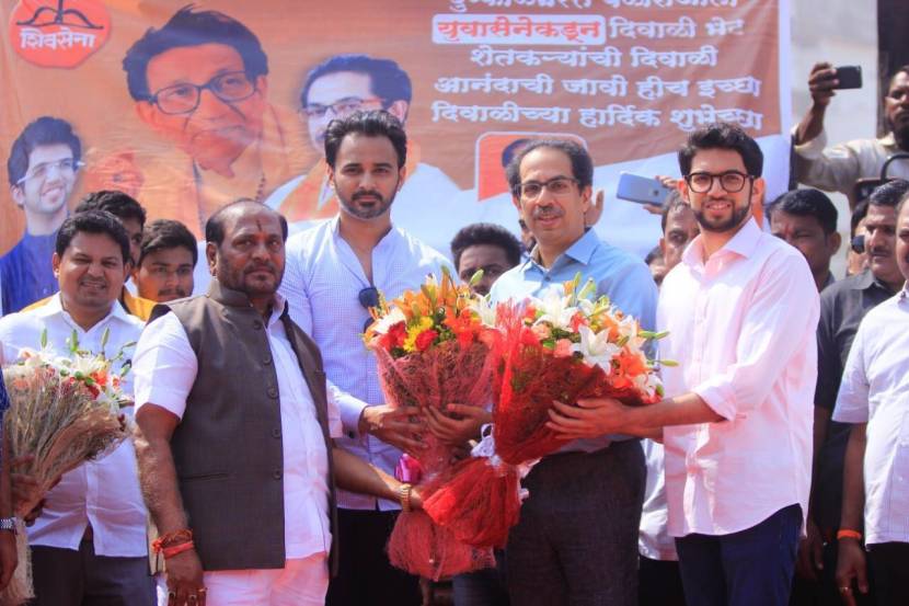 “संजय राऊत नेमके कुणाचे आहेत? ते शिवसेना एकत्र ठेवू शकतील का? पण यातून उद्धव ठाकरेंना बाहेर पडायचं नाही. आता ५० लाख स्टॅम्प पेपर जमवा. सगळ्यांकडून मी पाठीशी उभा आहे लिहून घ्या”