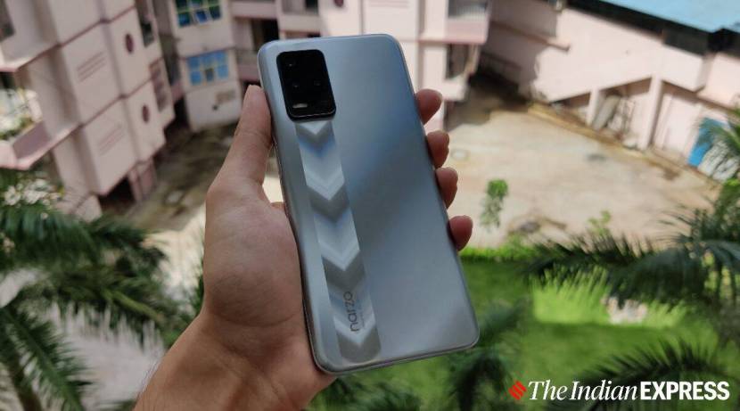 स्मार्टफोन ९० hz स्क्रीन रिफ्रेश रेट, मीडियाटेक डायमेंशन ७०० 5G प्रोसेसर, ५००० mAh बॅटरी, ४८ MP प्राथमिक मागील कॅमेरा. हे रेसिंग ब्लू आणि रेसिंग सिल्व्हर या दोन रंगांच्या पर्यायांमध्ये येते. (Image Source: The Indian Express/ Chetan Nayak)