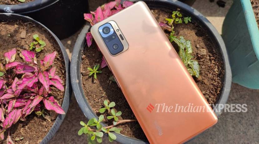 Redmi Note 10 Pro: हा Redmi स्मार्टफोन १९,९९९ रूपयांना लिस्ट करण्यात आला आहे. पण २०% च्या सवलतीनंतर तो १५,९९९ रूपयांमध्ये विकला जात आहे. कोणत्याही बँकेचे क्रेडिट/डेबिट कार्ड वापरल्यास तुम्हाला ५०० रुपयांची सूट मिळेल आणि ICICI बँक क्रेडिट कार्ड वापरून तुम्ही १००० रुपये वाचवू शकाल. एक्सचेंज ऑफरसह तुमची १२,५०० रुपयांची बचत होईल, त्यानंतर तुम्ही हा फोन १,९९९ रुपयांना खरेदी करू शकाल. (Image source: Shruti Dhapola/Indian Express)