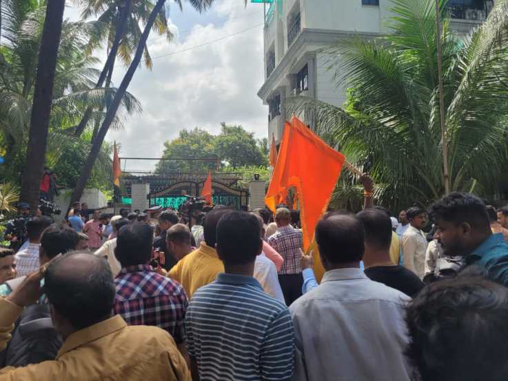 जमा झालेले सर्व कार्यकर्ते राऊत निर्दोष असल्याचा दावा करत भाजपावर आरोपांच्या फैरी झाडत होते. (फोटो सौजन्य - नरेंद्र वासकर, एक्स्प्रेस फोटो)