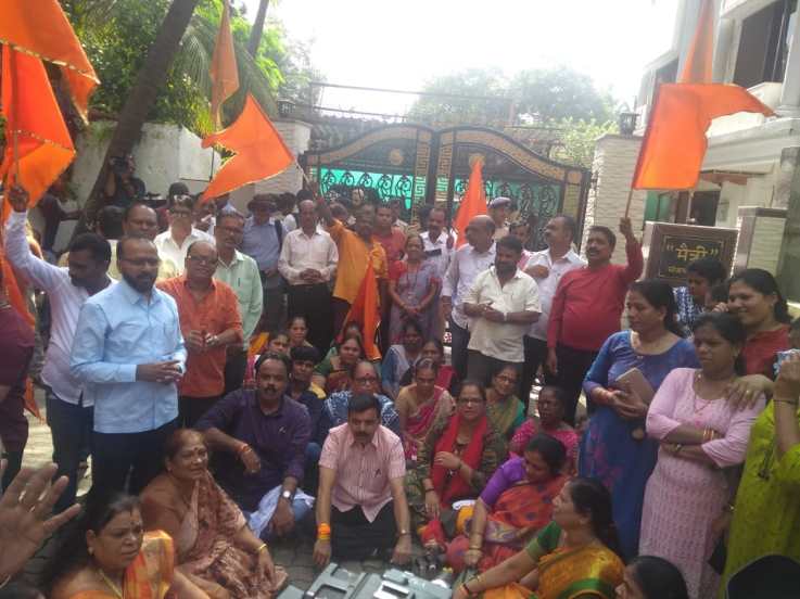 तर ही कारवाई रोखण्यासाठी शिवसैनिकांनी राऊतांच्या घराबाहेर ठिय्या दिल्याचे दिसत आहे.