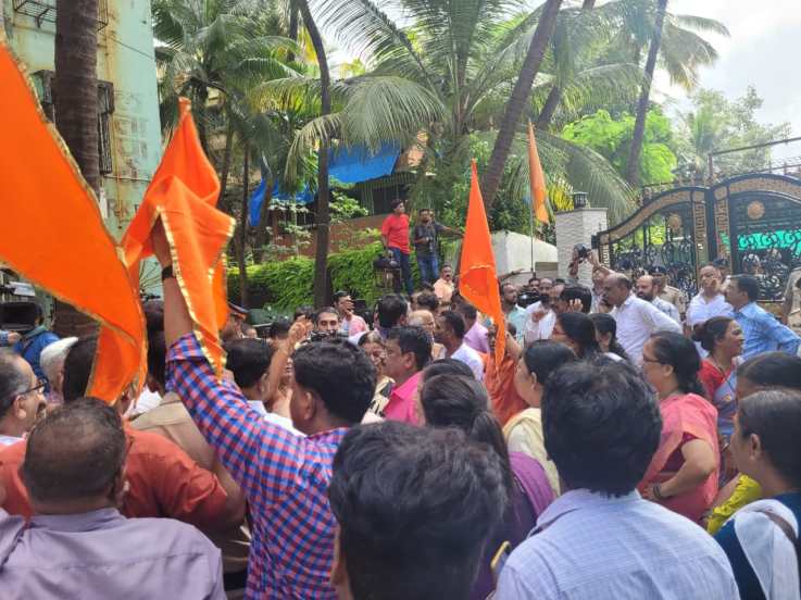 मुंबईतील १ हजार ३९ कोटींच्या कथित पत्राचाळ घोटाळा प्रकरणी संजय राऊत यांचे निकटवर्तीय प्रविण राऊत यांची चौकशी होऊन त्यांना अटक करण्यात आली होती.