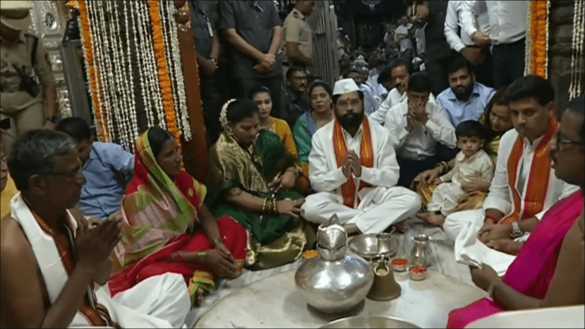 आषाढी एकादशीनिमित्त पंढरपूर येथील श्री विठ्ठल-रुक्मिणी मंदिरात प्रथेप्रमाणे आज पहाटे मुख्यमंत्री एकनाथ शिंदे यांच्या हस्ते सपत्नीक शासकीय महापूजा पार पडली.