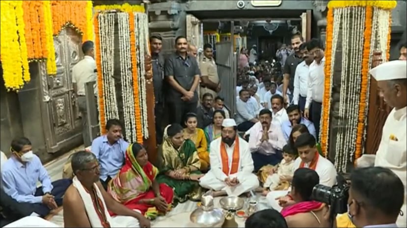मुख्यमंत्री पदावर विराजमान झाल्यानंतर एकनाथ शिंदे यांची ही पहिलीच महापूजा होती. अनेक वारकऱ्यांच्या उपस्थितीत त्यांनी पत्नी लता यांच्यासह विठुरायाची महापूजा केली.