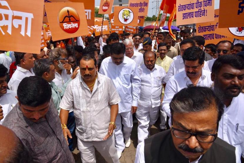 “आदित्यसाहेब… आता मला साहेब म्हणावं लागतं भाऊ. काय करणार?”, असा टोला कदम यांनी लगावला आहे. “माझं वय ७० आहे पण आदित्यलाही मला साहेब म्हणावं लागतंय. म्हणतोय साहेब कारण ते ठाकरे आहेत. मातोश्रीमधले आहेत,” असं कदम यांनी म्हटलं.