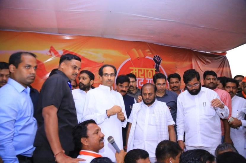 “५२ वर्ष काम करणाऱ्या एका शिवसैनिकावर राजीनामा देण्याची वेळ का येते याचं आत्मपरीक्षण करा. एकनाथ शिंदे आणि त्यांच्यासोबत गेलेल्या ५१ आमदारांनी शिवसेना वाचवली असल्याने मी त्यांचे आभार मानतो,