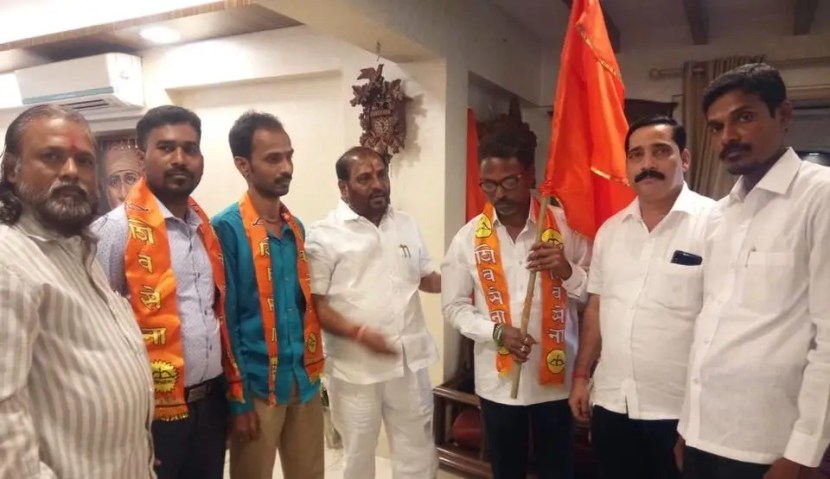 ८. “उद्धव ठाकरेंची प्रकृती ठीक नव्हती, करोना होता हे मान्य. पण शरद पवार कोकणात पक्ष कसा फोडत आहेत याचे फोटो मी तुम्हाला पाठवले होते.