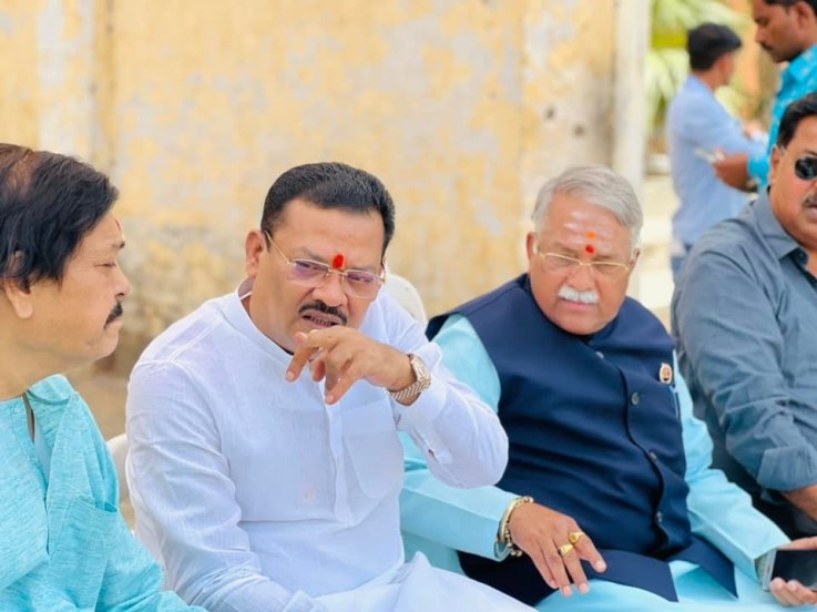 “पालापोचाळा कसं म्हणू शकता? सर्व मोठ्या लोकांच्या सावलीत आम्ही वाढलो. शिवसेनाप्रमुख महाराष्ट्रभर फिरत नव्हते, पण सर्व मोठ्या नेत्यांनी गावांमध्ये, खेड्यात जाऊन शिवसेना रुजवायचं काम केलं. त्यांना पालापोचाळा म्हणता येणार नाही,