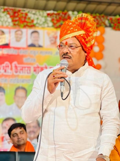 शिवसेना पक्षप्रमुख उद्धव ठाकरे यांनी सामनाला दिलेल्या मुलाखतीत बंडखोर आमदारांवर जोरदार टीका केली आहे. जी पाने झडताहेत ती सडलेली पाने आहेत, त्यांना झडून जाऊ द्या अशा शब्दात उद्धव ठाकरे यांनी बंडखोरांवर टीका केली आहे. “वादळ म्हटलं की पालापाचोळा उडतो. सध्या तो पालापाचोळाच उडतोय सध्या. हा पालापाचोळा एकदा खाली बसला की खरं दृश्य लोकांसमोर नक्कीच येणार आहे,” असं उद्धव ठाकरे म्हणाले आहेत. तसंच विश्वासघातकी, आईला गिळणारी औलाद अशा शब्दांत टीका केली आहे. उद्धव ठाकेरंच्या टीकेला शिंदे गटाचे समर्थक संजय शिरसाट यांनी उत्तर दिलं आहे.